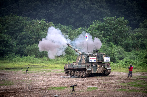 육군 1군단은 북한의 비무장지대(DMZ) 목함지뢰 도발 7주년을 맞아 리멤버 804(Remember 804) 상기 훈련을 진행했다. 지난 2015년 8월 4일 북한군이 DMZ 수색로 통문 인근에 매설한 목함지뢰가 터지며 하재헌 예비역 중사가 두 다리를 잃었고, 하 중사를 구하러 간 김정원 중사도 또 다른 지뢰가 폭발하며 오른쪽 다리를 잃었다. 군은 북한의 목함지뢰 도발을 상기하는 결의대회와 함께 3∼4일 접경지역 훈련장에서 K9 자주포 사격과 K1A2 전차포 사격 등을 실시했다. 사진은 3일 경기도 파주시 접경지의 훈련장에서 1포병여단 K9 자주포가 포탄을 발사하는 모습. 2022.8.4  연합뉴스