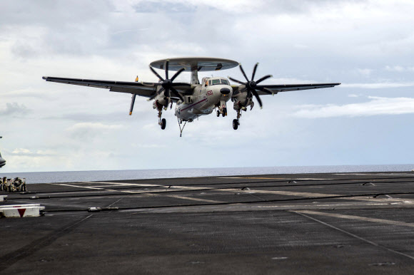 지난 2일 미 해군 E2D 호크아이 조기경보기가 필리핀해에 배치된 항공모함 로널드 레이건호의 비행 갑판에 착륙하고 있는 모습. 필리핀해 AP 연합뉴스