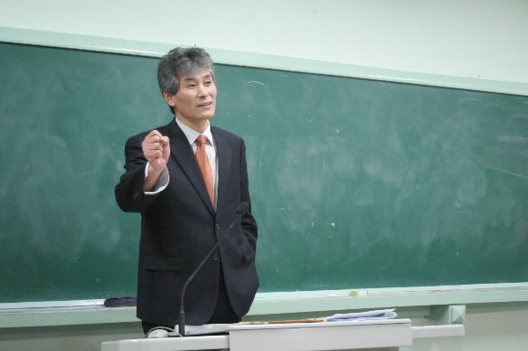 강준만 전북대학교 신문방송학과 명예교수. 서울신문DB