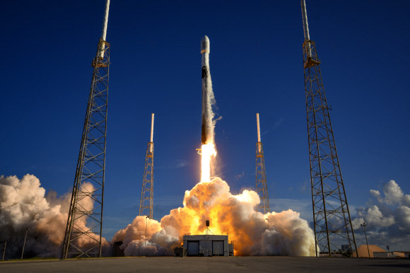 대한민국의 달 탐사 궤도선 ‘다누리’호(KPLO)가 미국 플로리다주 케이프커내버럴의 우주군 기지 40번 발사대에서 스페이스X 팰컨9 발사체에 실려 발사되고 있다. 2022.8.5 SpaceX 제공