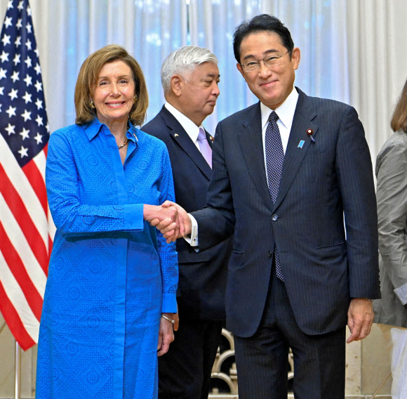 펠로시 미 하원의장 만나는 기시다 일본 총리