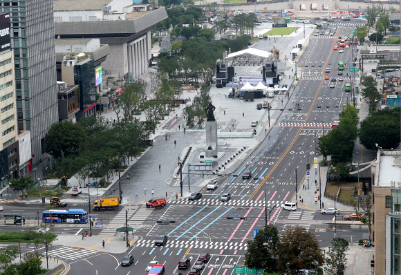 6일 오전 서울 종로구 광화문광장에서 시민들이 이동하고 있다. 광화문광장은 착공 1년9개월만에 공사를 마치고 이날 재개장했다.  2022.08.06. 20 뉴시스