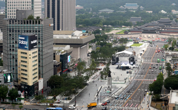 6일 오전 서울 종로구 광화문광장에서 시민들이 이동하고 있다. 광화문광장은 착공 1년9개월만에 공사를 마치고 이날 재개장했다.  2022.08.06. 20 뉴시스