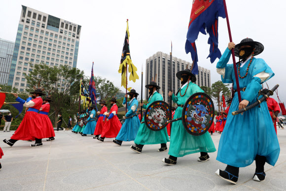 6일 오전 서울 종로구 광화문광장에서 수문장 순라의식이 진행되고 있다. 순라는 조선시대 도둑이나 화재 따위를 예방하기 위해 밤에 궁중과 도성 둘레를 순시하던 순찰제도다. 순라의식은 이날부터 14일까지 경복궁 문을 지키는 수문장들의 교대의식이 끝나는 오전 10시15분에 맞춰 휴궁일인 9일과 비 오는 날을 제외하고 경복궁 광화문 앞에서 열릴 예정이다.  2022.08.06. 20 뉴시스