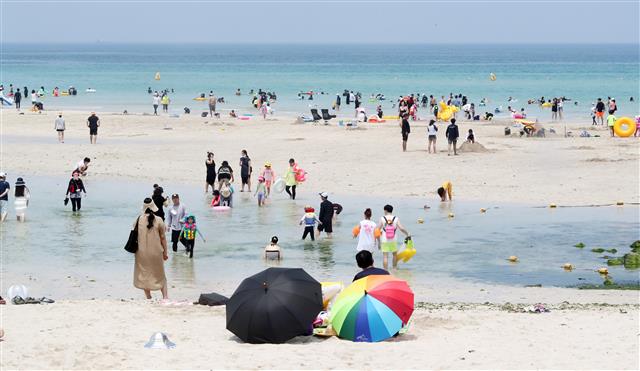 산지를 제외한 제주 전역에 폭염특보가 발효된 10일 오후 제주시 함덕해수욕장에서 피서객들이 물놀이를 하고 있다. 연합뉴스