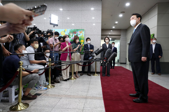 기자들과 약식 인터뷰하는 윤석열 대통령