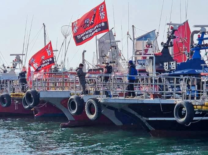 구획어업 어선들이 지난 2월 보령 앞바다에서 낚시영업 금지에 항의하는 해상시위를 벌이기 위해 집결해 있다. 구획어업 생존권 사수 비상대책위원회 제공 