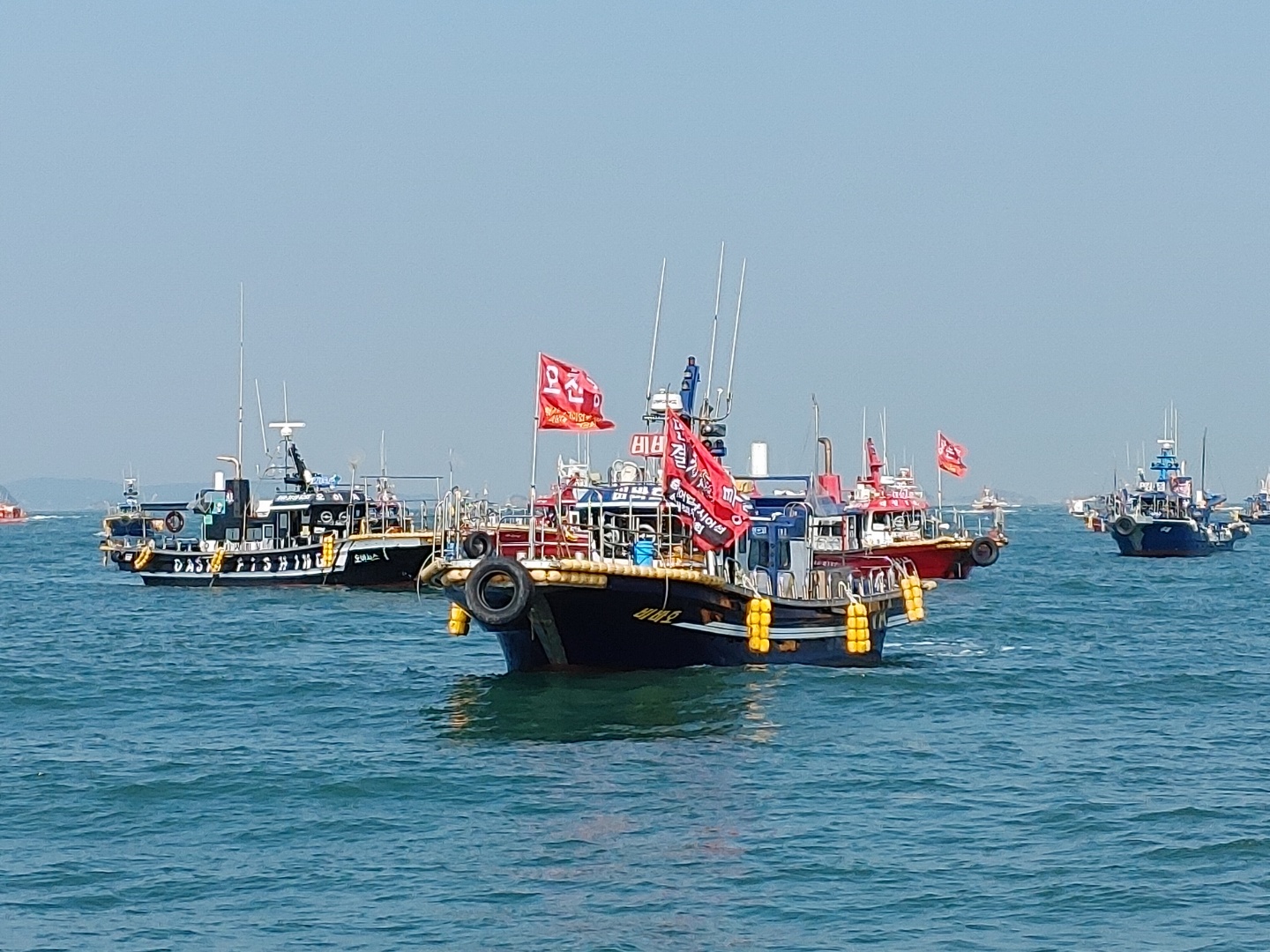 구획어업 어민들이 지난 2월 보령 앞바다에서 낚시영업 금지에 항의하는 해상시위를 벌이고 있다. 구획어업 생존권 사수 비상대책위원회 제공 