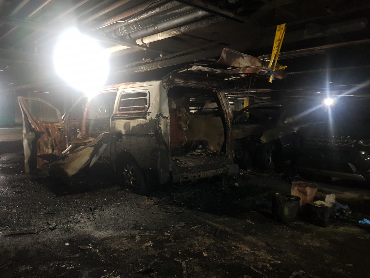 지난해 8월 11일 천안시 불당동 한 아파트지하 주차장에서 발생한 화재 현장.