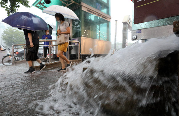 비가 내리고 있는 8일 오후 서울 시내 한건물 하수구에서 빗물이 쏟아지고 있다.2022.08.08. 뉴시스
