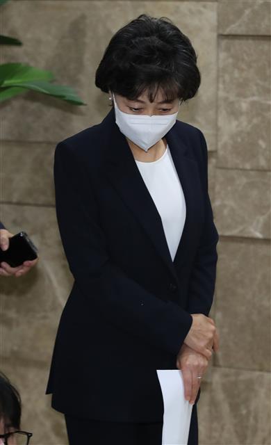 두 손 모은 박순애 부총리