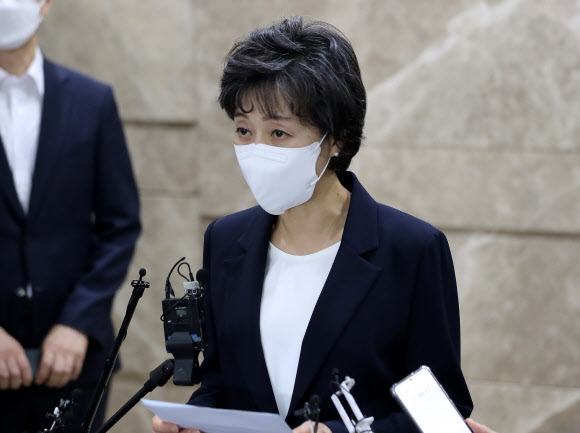 박순애 사회부총리 겸 교육부 장관이 8일 오후 서울 영등포구 여의도 한국교육시설안전원에서 거취와 관련한 입장을 표명하고 있다. 2022.08.08. 뉴시스