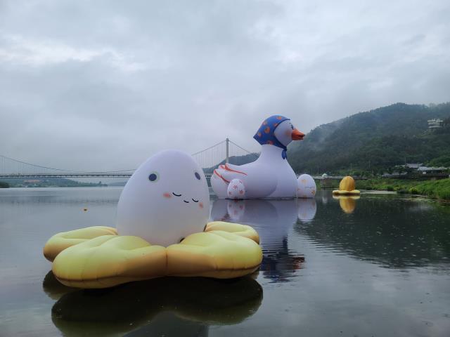 경북 상주시가 경천섬 일원 낙동강에 ‘낙동강 오리알’을 테마로 한 초대형 조형물을 띄워 관광객들에게 이색적인 볼거리를 제공하고 있다.<br>상주시 제공