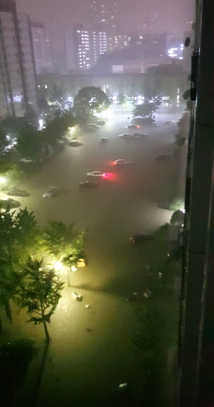 서울에 집중호우가 내린 8일 밤 서울 강남구 대치동 한 아파트 주차장이 물에 잠겨 있다. 2022.8.8  연합뉴스