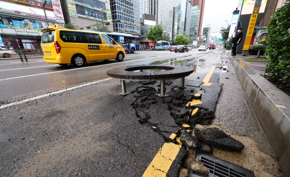 9일 오전 서울 강남역 일부 도로가 전날 내린 폭우에 파손돼 있다. 2022.8.9 연합뉴스