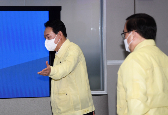 윤석열 대통령이 9일 서울 종로구 정부서울청사 재난안전상황실에서 열린 집중호우 대처 긴급점검회의에 참석하고 있다. 오른쪽은 김성한 국가안보실장. 2022. 8. 9. 박지환 기자