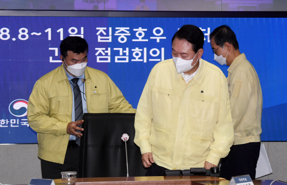 윤석열 대통령과 한덕수 총리가 9일 서울 종로구 정부서울청사 재난안전상황실에서 열린 집중호우 대처 긴급점검회의에 참석하고 있다. 2022. 8. 9 박지환 기자