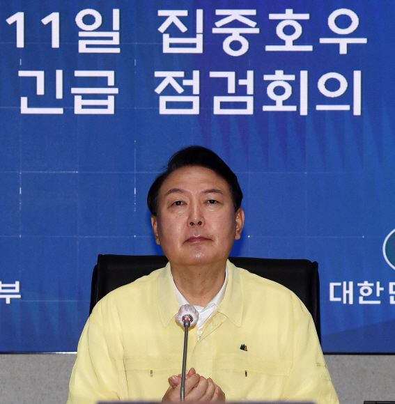 윤석열 대통령이 9일 서울 종로구 정부서울청사 재난안전상황실에서 열린 집중호우 대처 긴급점검회의에서 생각에 잠겨 있다. 2022. 8. 9 박지환 기자