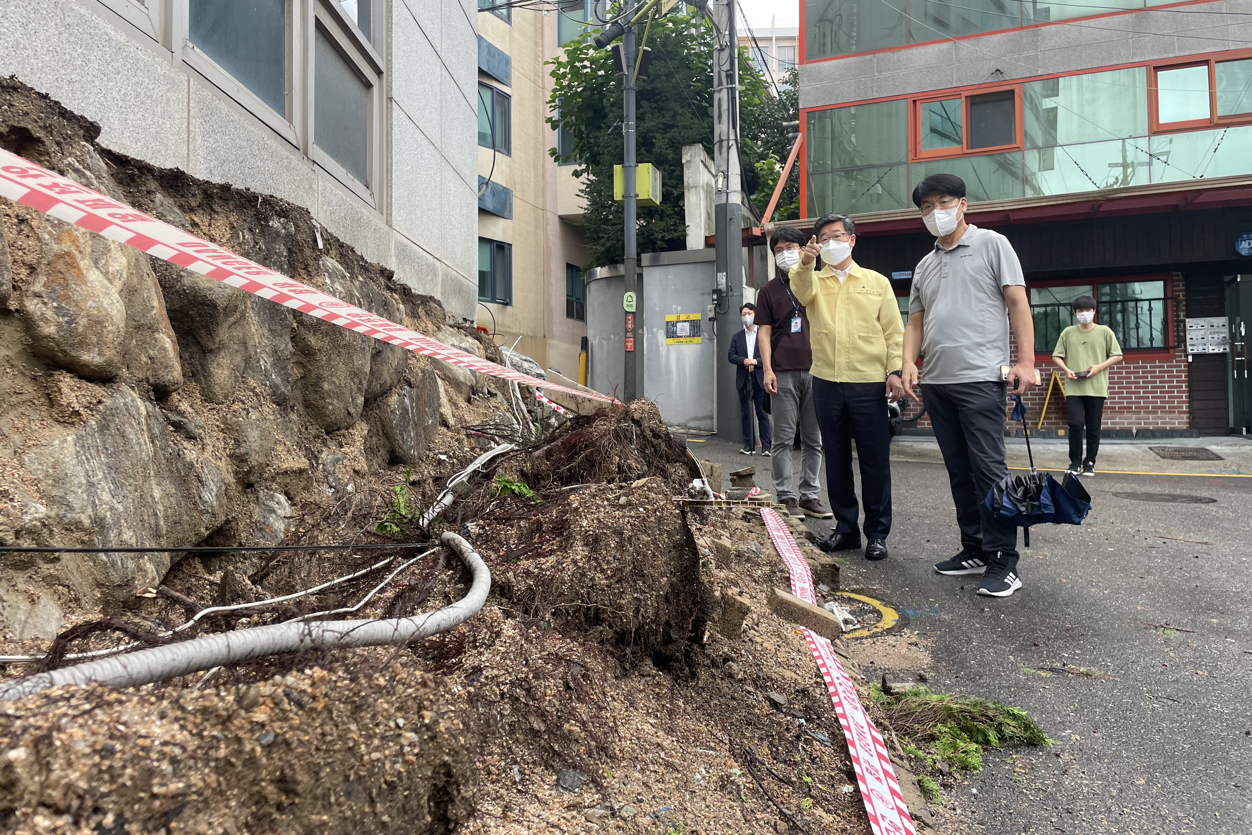 김길성(노란색 점퍼) 서울 중구청장이 9일 폭우 피해 현장을 찾아 안전점검을 하고 있다. 중구 제공