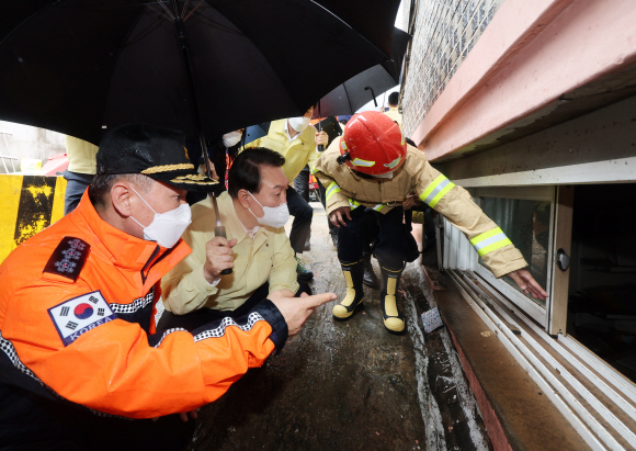 윤석열 대통령이 9일 서울 관악구 신림동의 침수 피해 현장을 둘러보고 있다. 2022. 8. 9. 박지환 기자