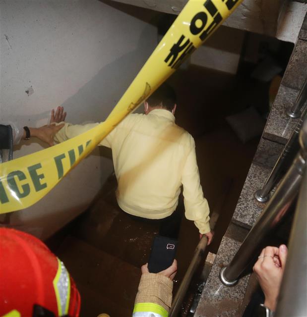 반지하 직접 내려가는 윤 대통령