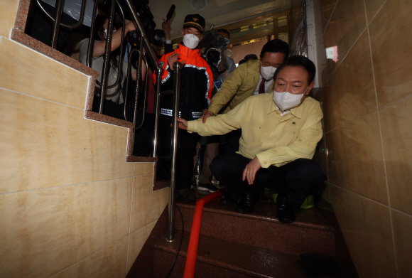 윤석열 대통령이 9일 서울 관악구 신림동의 침수 피해 현장을 둘러보고 있다.2022. 8. 9. 박지환 기자