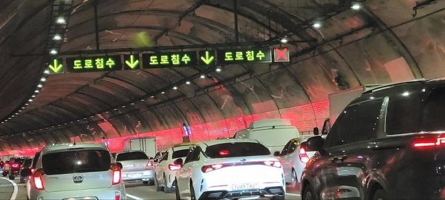 서초터널에 발 묶인 운전자들. 연합뉴스  