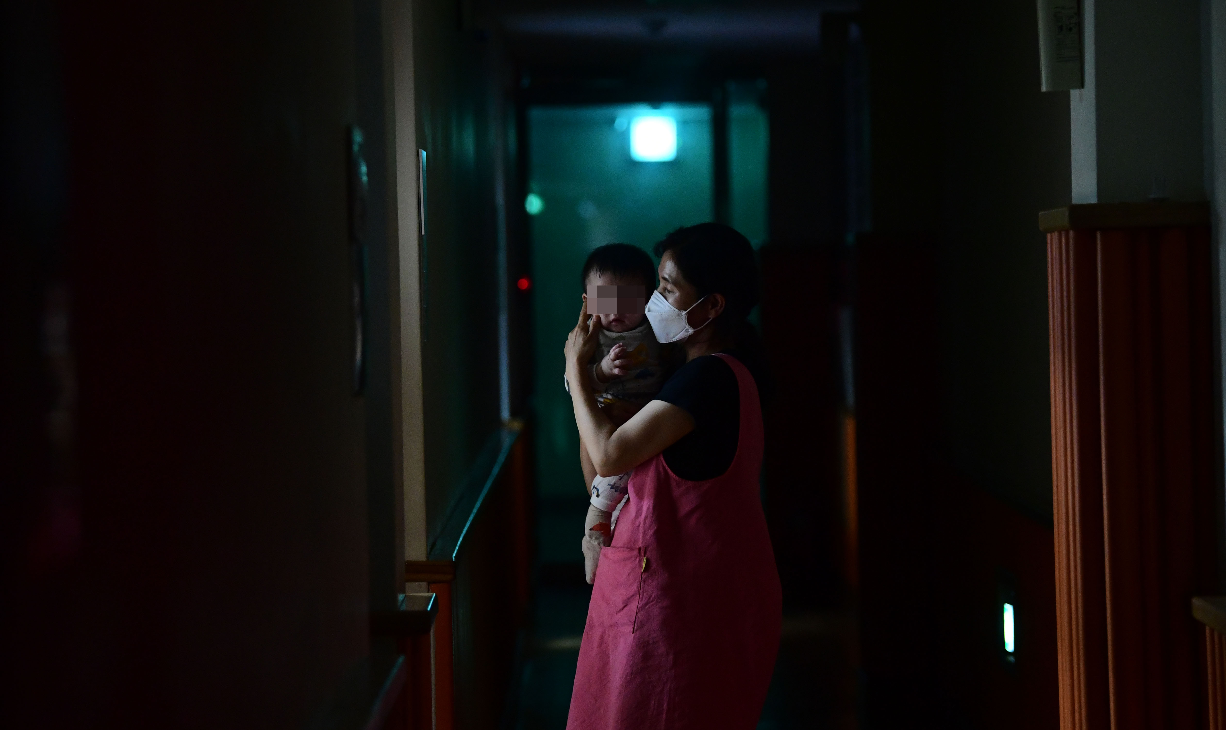 서울아동복지센터에서 박정숙 보육사가 새벽에 잠에서 깬 생후 8개월 된 사랑이(가명)를 안고 복도로 나와 돌보고 있다. 정연호 기자