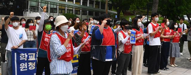 연세대 학생들이 지난 6일 교내 백양관 앞에서 기자회견을 열고 청소노동자들의 처우 개선을 촉구하고 있다. 안주영 전문기자