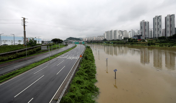 기록적인 폭우로 중랑천 수위가 높아진 9일 오전 서울 동부간선도로가 통제되고 있다. 2022.08.09. 뉴시스 