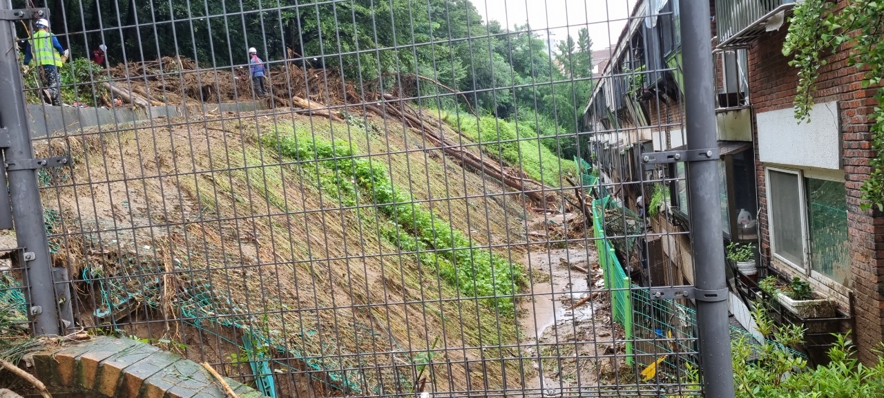 서울 관악구 청룡산에서 9일 폭우로 인해 산사태가 발생해 인근 빌라를 덮쳤다. 빌라에 살던 주민들은 인근 주민센터로 몸만 겨우 대피했다. 독자 제공