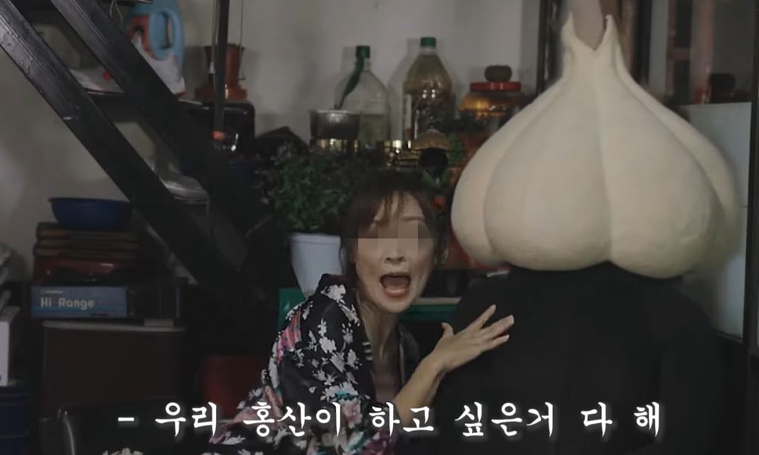 선정성 논란을 빚은 ‘홍산마늘’ 홍보영상의 한 장면. 홍보영상 캡처