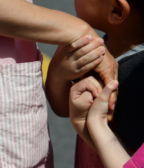 야외학습을 하고 있는 서울아동복지센터 도담이반(유아) 아이들이 서로 보육사의 손을 잡으려 다투고 있다. 센터의 아이들은 사람들의 사랑과 관심을 그리워한다. 정연호 기자
