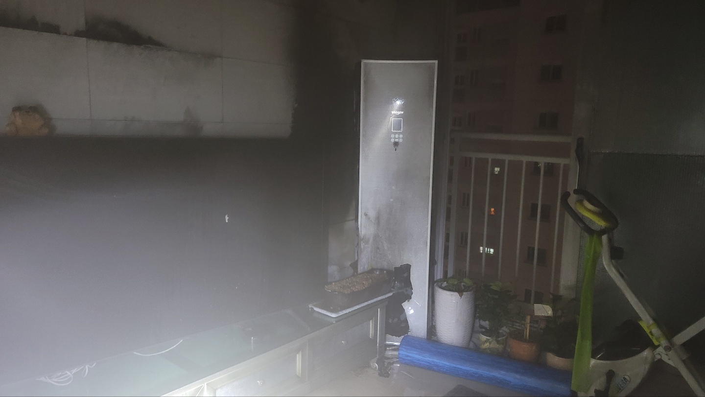부산 강서구 한 아파트 거실 에어컨에서 불이 나 주변이 검게 그을려 있다. 부산소방재난본부 제공