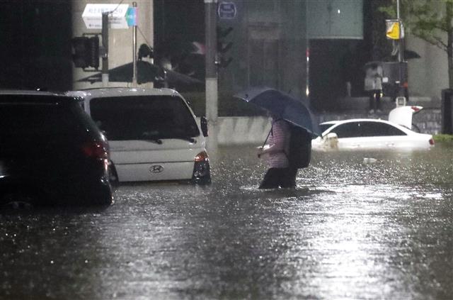 8일 서울 서초구 진흥아파트 인근 도로가 침수돼 차량이 물에 잠겨 있다. 2022.8.8 뉴스1