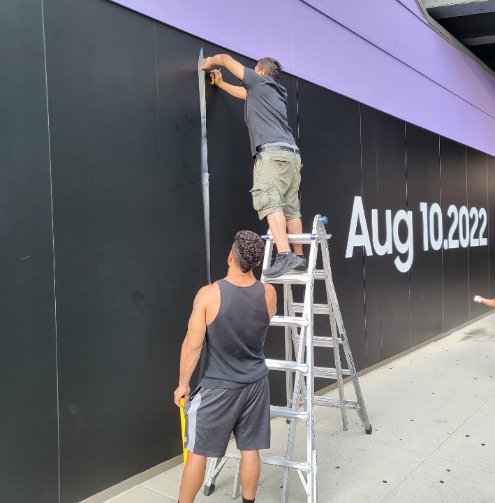 갤럭시 언팩 2022를 하루 앞두고 미국 뉴욕 체험형 팝업스토어 외벽에서 현지 직원들이 막바지 작업을 하고 있다. 나상현 기자
