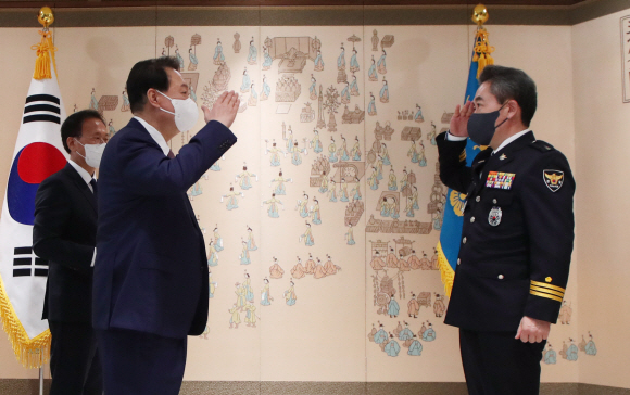 윤석열 대통령이 10일 용산 대통령실 청사에서 윤희근 경찰청장에게 임명장을 수여하기 앞서 인사하고 있다. 2022. 8. 10 박지환 기자