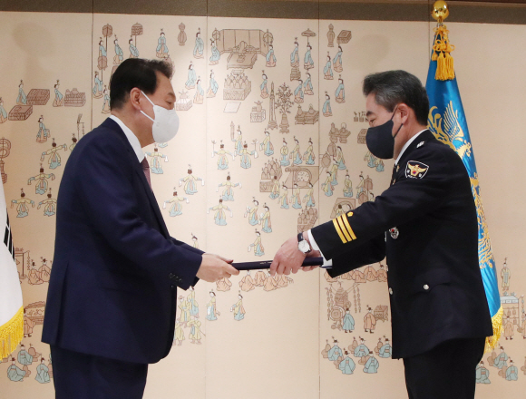 윤석열 대통령이 10일 용산 대통령실 청사에서 윤희근 경찰청장에게 임명장을 수여하고 있다. 2022. 8. 10 박지환 기자
