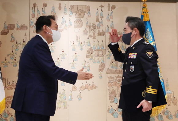 윤석열 대통령이 10일 용산 대통령실 청사에서 윤희근 경찰청장에게 임명장을 수여하고 있다.  2022. 8. 10 박지환 기자