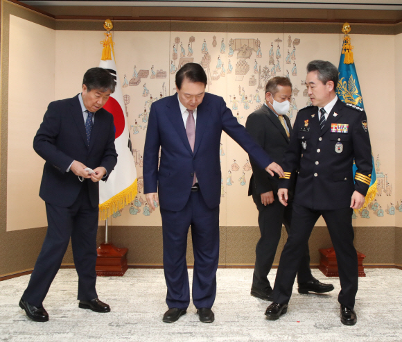 윤석열 대통령이 10일 용산 대통령실 청사에서 윤희근 경찰청장에게 임명장을 수여한 뒤 기념촬영을 하며 윤 청장을 옆자리로 안내하고 있다. 왼쪽부터 김대기 비서실장, 윤 대통령, 이상민 행정안전부 장관, 윤 청장.  2022. 8. 10 박지환 기자