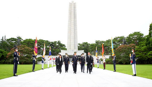 윤희근 신임 경찰청장이 10일 서울 동작구 국립서울현충원에서 현충탑 참배 후 이동하고 있다. 2022.08.10. 경찰청 제공