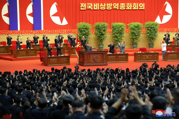 북한 김정은 “코로나19 박멸하고 비상방역전 승리 선포”