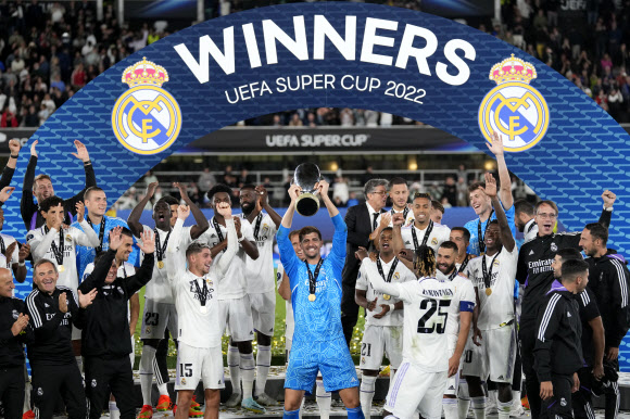 레알 마드리드 골키퍼 티보 쿠르투아(가운데)가 11일 슈퍼컵을 들어올리며 통산 5번째 대회 정상을 밟은 팀 동료들과 기뻐하고 있다. [AP연합뉴스]