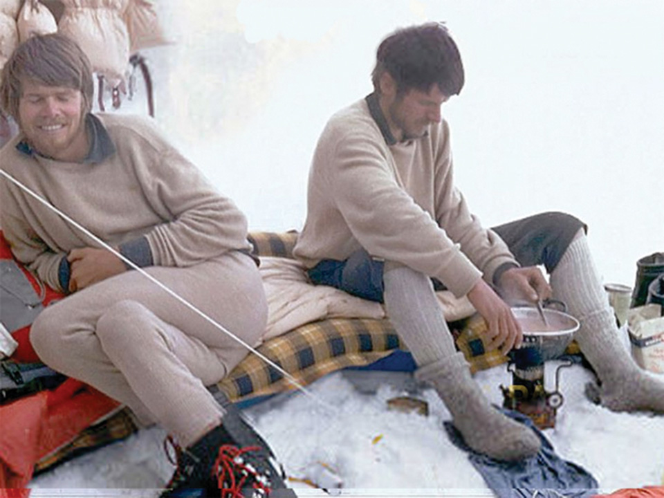 1970년 독일과 오스트리아가 공동으로 꾸린 낭가파르밧 루팔벽 등반대에 함께 해 캠프 5에서 정상 등정을 기다리던 라인홀트(왼쪽)와 권터 메스너 형제. 익스플로러스웹 캡처