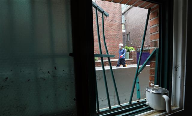 빗물 들어찬 반지하에서 필사의 탈출