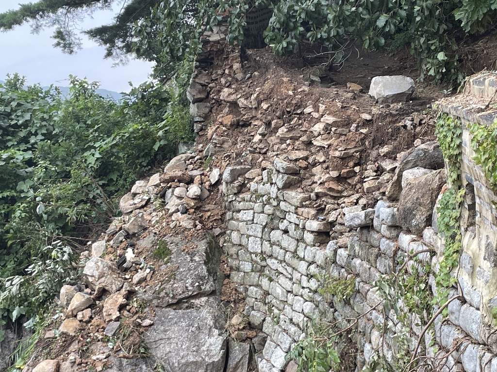 지난 8일부터 내린 집중호우로 세계문화유산이자 사적인 남한산성 성벽 일부가 붕괴됐다. 경기도 제공 