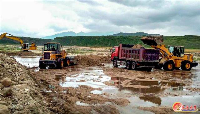 북한 노동당 기관지 노동신문은 13일 “각 도, 시, 군들에서는 인민들의 생명 재산과 국토를 보호하는데 목적을 두고 산림조성과 강하천 정리, 사방야계공사를 꾸준히 진행해왔다”면서 국토관리사업의 중요성을 강조했다. 사진은 강하천 정리를 하고 있는 강원도 한 지역의 모습.  평양 노동신문·뉴스1