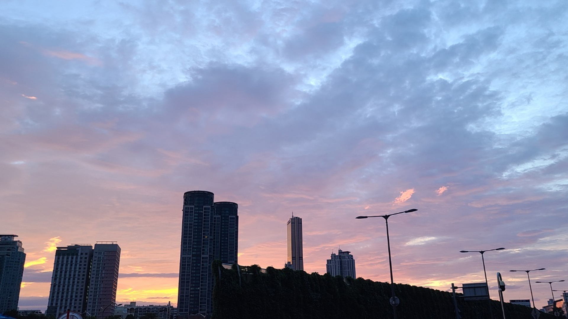 비 오기 전 무겁게 내려앉은 구름과 분홍색, 주홍색이 눈에 띄는 하늘이다. 강민혜 기자