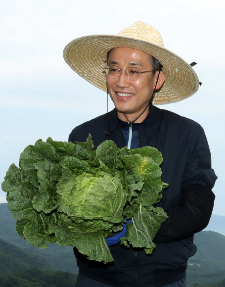 추경호 경제부총리 겸 기획재정부 장관이 13일 강원 강릉시 왕산면 안반데기에서 출하가 진행 중인 고랭지 배추 작황을 점검하고 있다. 2022.8.13  연합뉴스