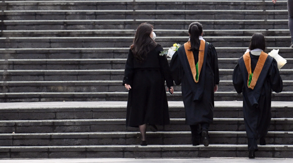 서울 소재 한 대학교 졸업식에 참석한 졸업생들이 계단을 올라 졸업식장으로 이동하고 있다. 2022. 2. 14 정연호 기자